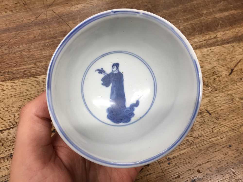 A SMALL CHINESE BLUE AND WHITE 'CASSIA' BOWL 晚明 青花加官晉爵圖盌 《大明宣德年製》款 - Image 14 of 17