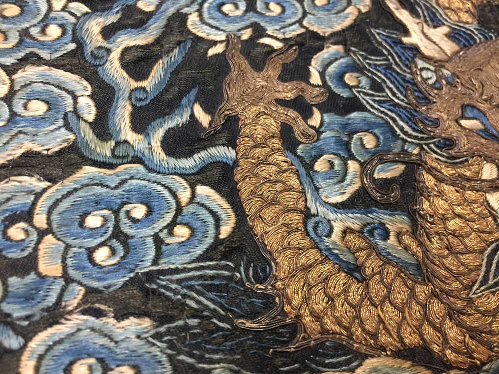 A CHINESE SILK EMBROIDERED MIDNIGHT-BLUE 'DRAGON' ROUNDEL, BUZI 清咸豐 絲繡龍紋補子 - Image 13 of 16