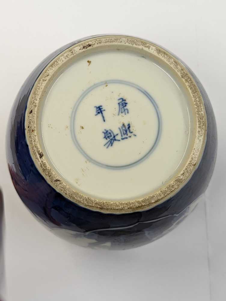 A CHINESE BLUE AND WHITE JAR AND COVER 清十九世紀 庭園人物圖蓋瓶 - Image 9 of 12