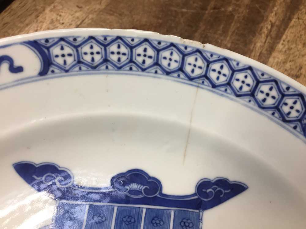A CHINESE BLUE AND WHITE 'FLOWER BASKET' DISH 清康熙 青花花籃紋盤 《大清康熙年製》款 - Image 3 of 13
