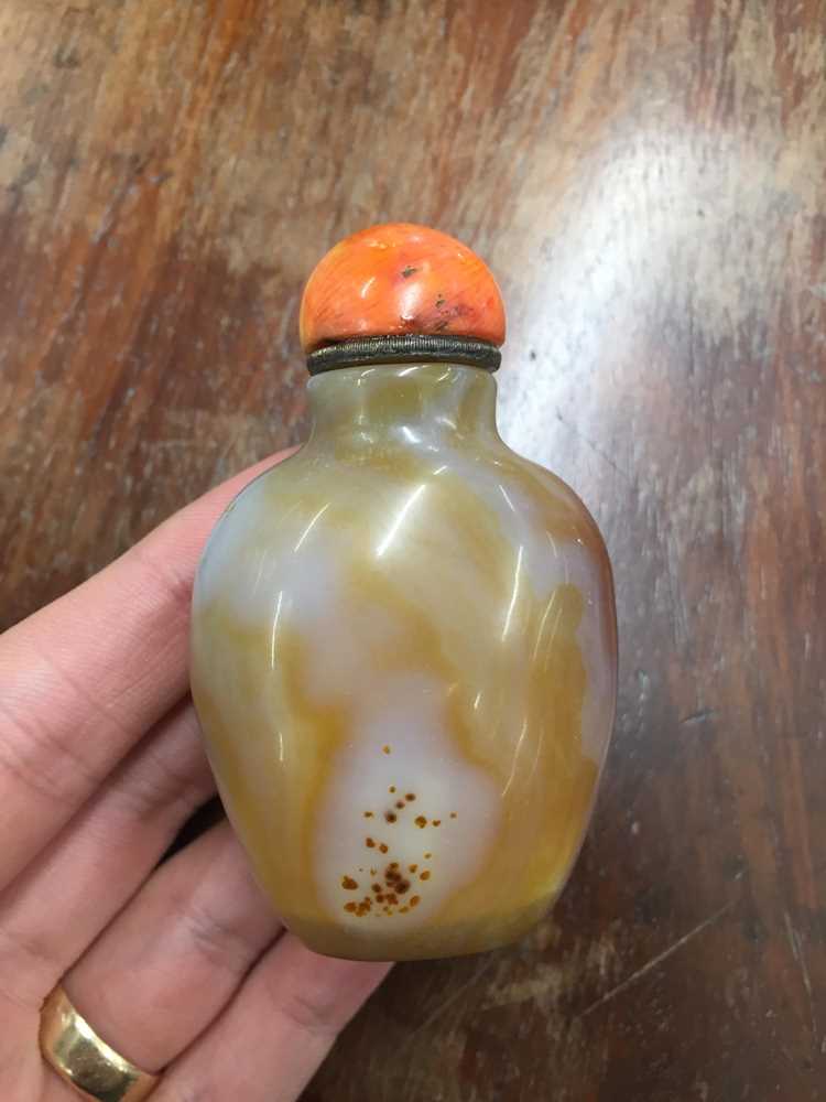 λ A GROUP OF FOUR CHINESE AGATE SNUFF BOTTLES 二十世紀 瑪瑙鼻煙壺鼻煙壺 - Image 6 of 24