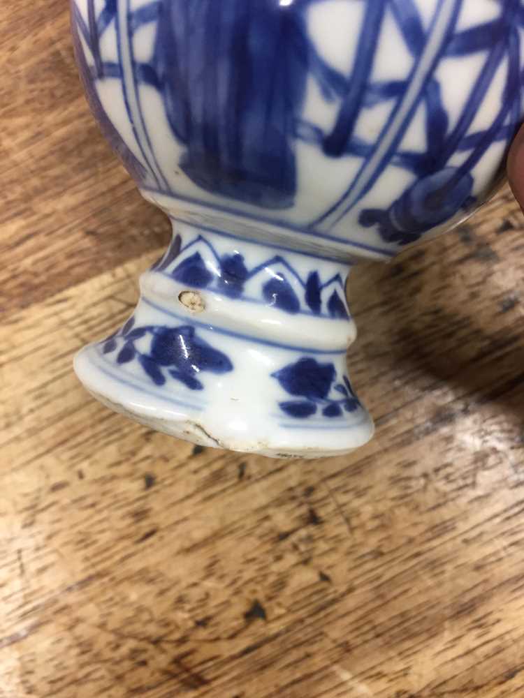 A SMALL CHINESE BLUE AND WHITE VASE 清康熙 青花仕女圖紋小瓶 - Image 3 of 7