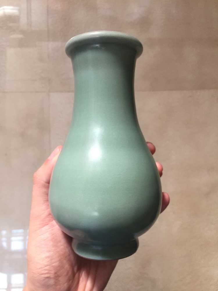A CHINESE CELADON-GLAZED VASE 晚清或後期 青釉瓶 - Image 12 of 12