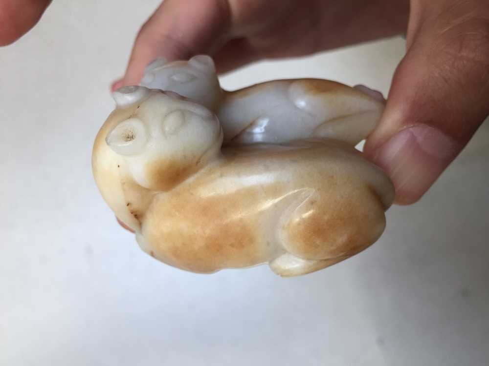 A CHINESE CREAM JADE 'CATS' CARVING 清 白玉雕貓 - Image 8 of 10