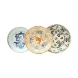 THREE SMALL CHINESE BLUE AND WHITE DISHES 明 青花小盤一組三件