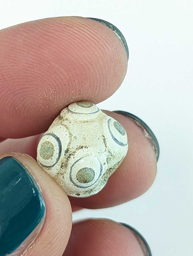 A GROUP OF SEVEN CHINESE GLASS 'EYE' BEADS 東周至漢 蜻蜓眼琉璃珠 - Image 9 of 36