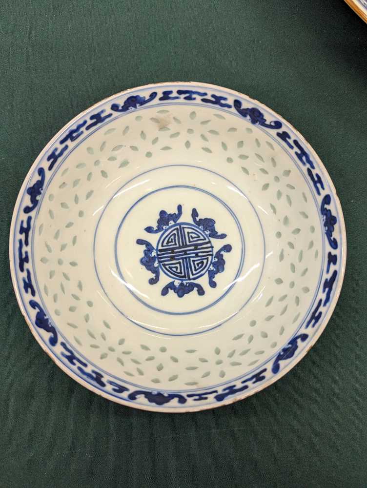 A CHINESE BLUE AND WHITE 'RICE GRAIN' BOWL 清十九世紀晚期 青花玲瓏瓷盌 - Image 9 of 11