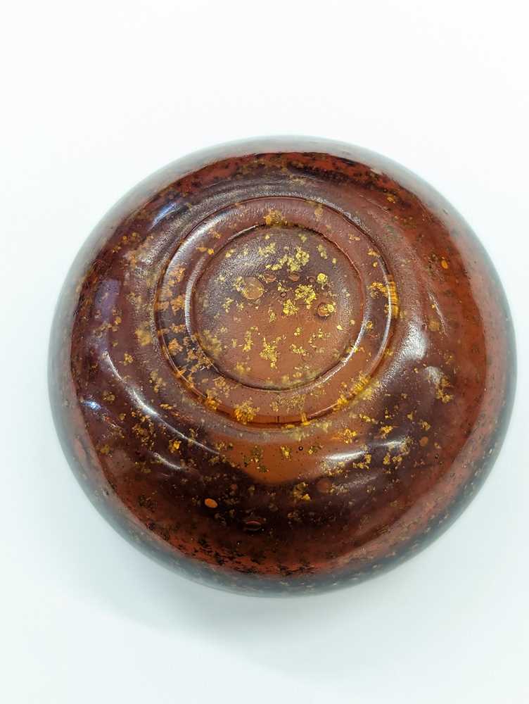 A CHINESE GOLD-FLAKED AMBER GLASS BRUSH WASHER 晚清 金粉套料洗 - Image 6 of 9