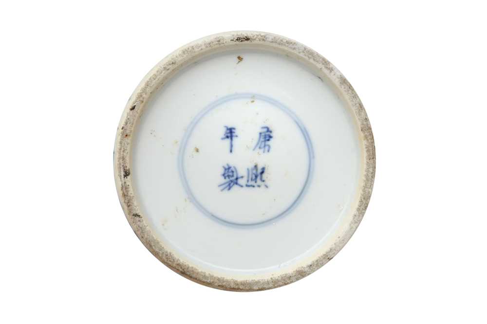 A CHINESE BLUE AND WHITE JAR AND COVER 清十九世紀 庭園人物圖蓋瓶 - Image 2 of 12