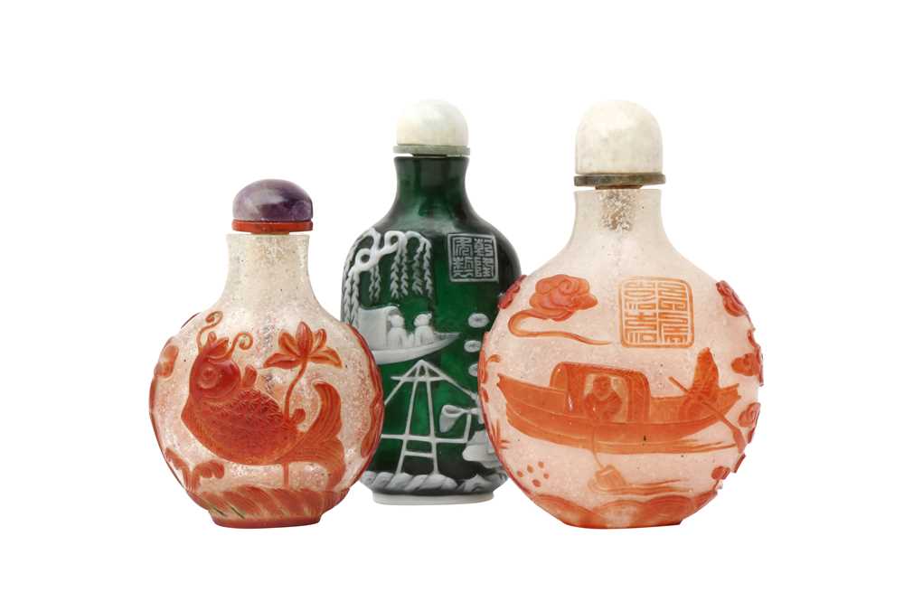 THREE CHINESE PEKING GLASS SNUFF BOTTLES 十九或二十世紀 套料鼻煙壺一組三件 - Image 2 of 2