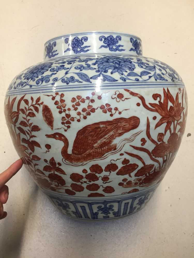 A CHINESE COPPER RED-ENAMELLED BLUE AND WHITE 'LOTUS POND' JAR 或為明 青花紅料蓮池罐 - Image 6 of 23