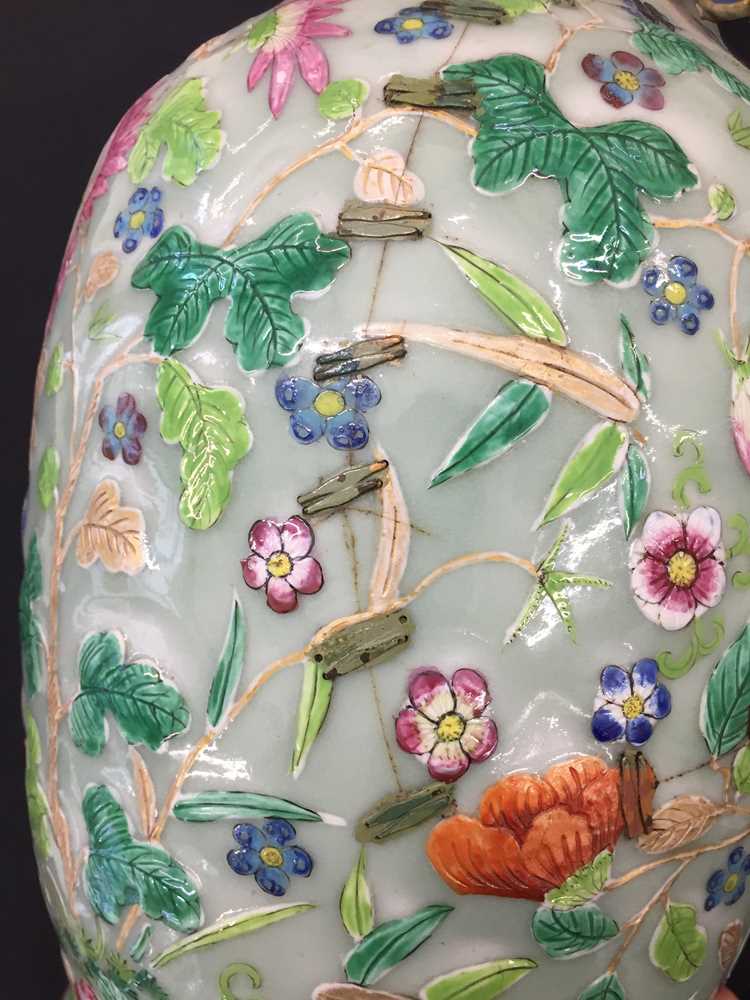 A CHINESE FAMILLE-ROSE VASE 青釉粉彩繪瓶連木座 - Image 9 of 9