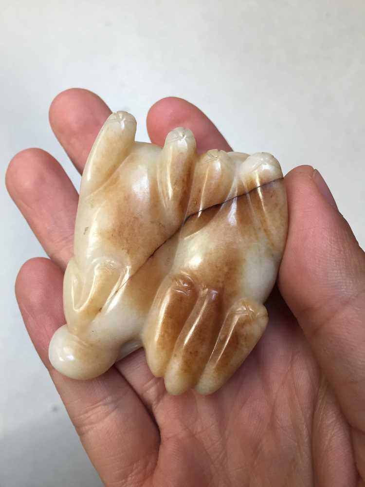 A CHINESE CREAM JADE 'CATS' CARVING 清 白玉雕貓 - Image 9 of 10