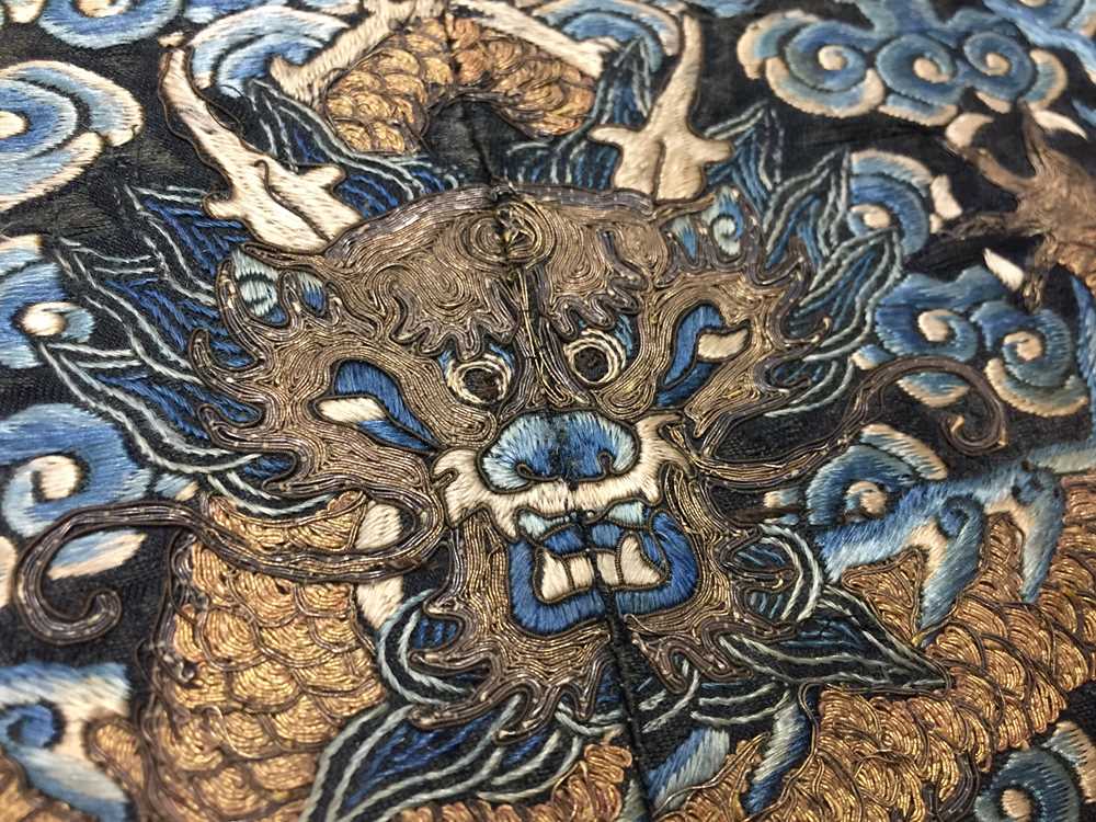 A CHINESE SILK EMBROIDERED MIDNIGHT-BLUE 'DRAGON' ROUNDEL, BUZI 清咸豐 絲繡龍紋補子 - Image 12 of 16