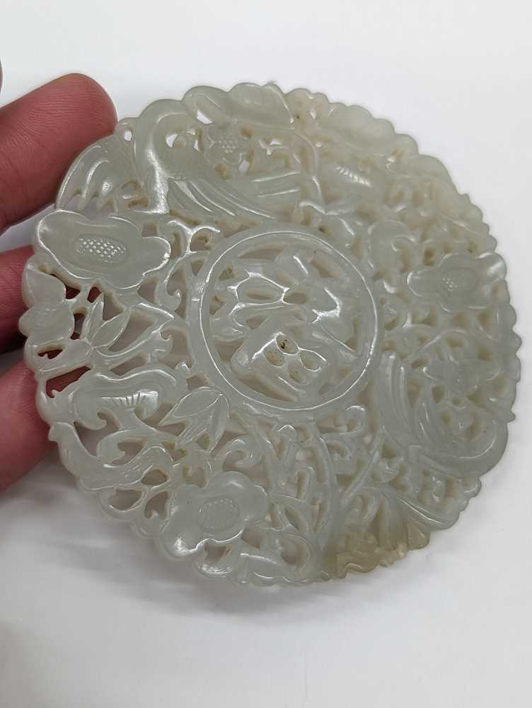 A CHINESE PALE-CELADON JADE RETICULATED 'FU' PLAQUE 青白玉雕「福」牌飾 - Image 4 of 9