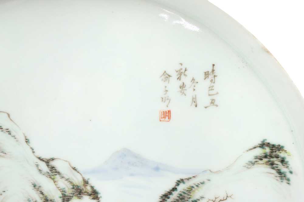 A CHINESE QIANJIANG-ENAMELLED PLAQUE AND A TRAY 晚清 俞子明畫淺絳彩瓷板及盤一組兩件 - Image 2 of 3