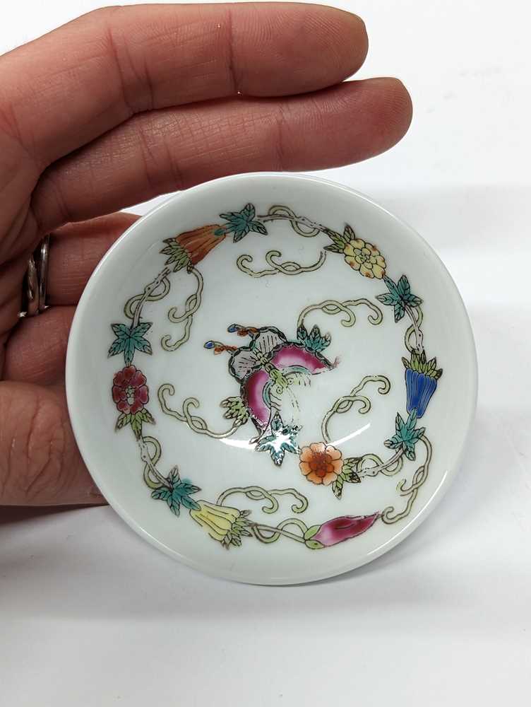 A GROUP OF CHINESE CUPS AND DISHES 清至二十世紀 各式盃及盌一組 - Image 63 of 67