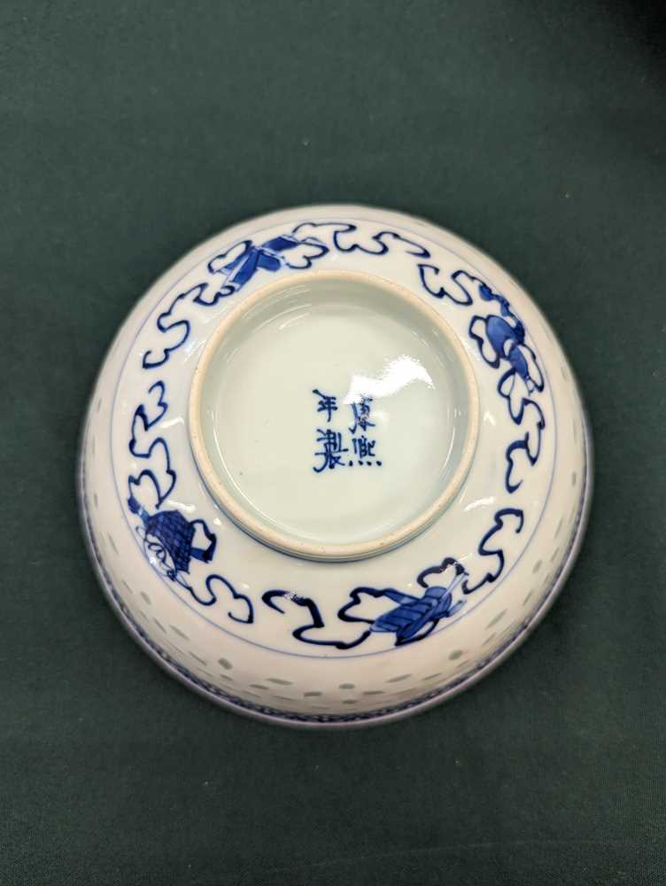 A CHINESE BLUE AND WHITE 'RICE GRAIN' BOWL 清十九世紀晚期 青花玲瓏瓷盌 - Image 10 of 11