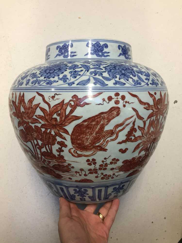 A CHINESE COPPER RED-ENAMELLED BLUE AND WHITE 'LOTUS POND' JAR 或為明 青花紅料蓮池罐 - Image 7 of 23