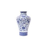 A CHINESE BLUE AND WHITE 'LOTUS SCROLL' VASE 十九或二十世紀 青花纏枝蓮紋瓶