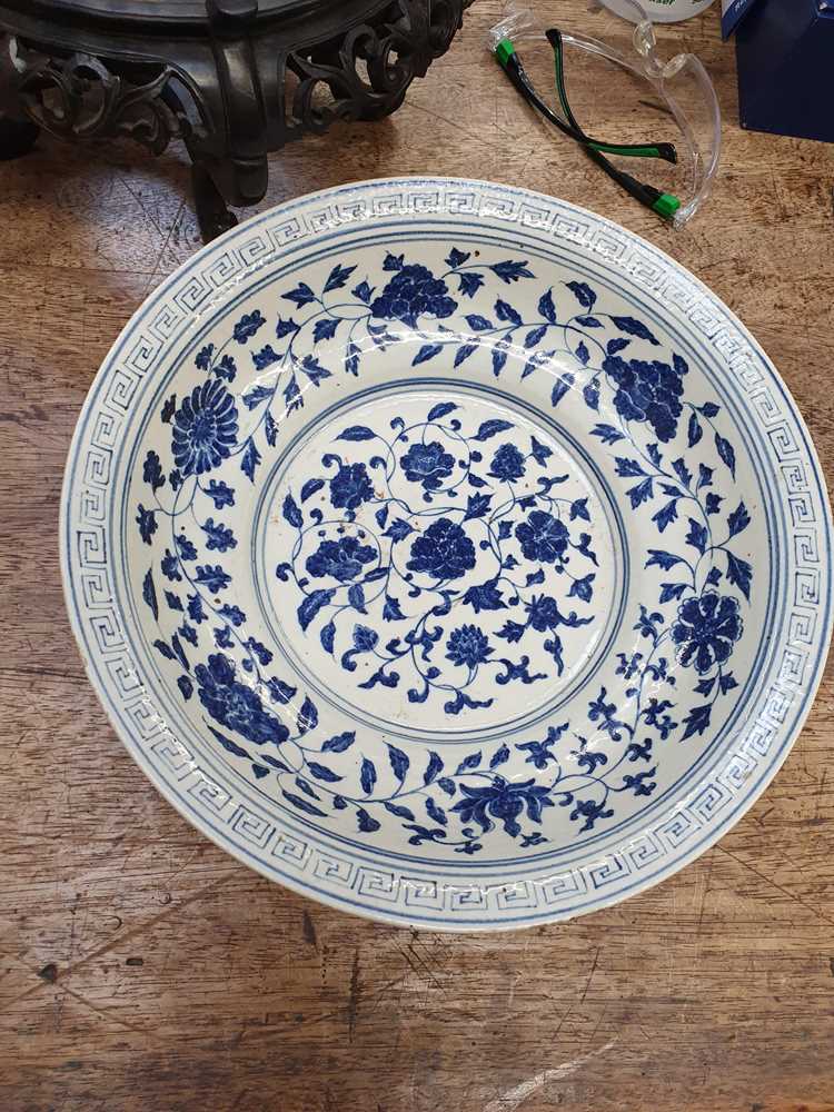 A CHINESE BLUE AND WHITE 'FLOWERS' DISH 清十九世紀 青花繪花卉圖紋碟連木座 - Image 2 of 12