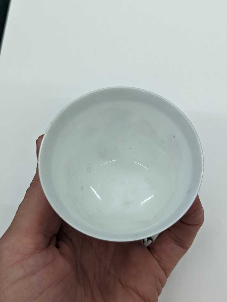 A GROUP OF TWO CHINESE FAMILLE-ROSE CUPS AND TWO SMALL BOWLS 民國時期 約一九二零至一九四零年 粉彩盃兩件及小盌兩件 《江西瓷業公司》款 - Image 11 of 26