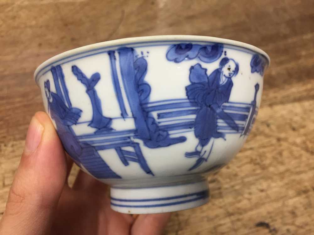 A SMALL CHINESE BLUE AND WHITE 'CASSIA' BOWL 晚明 青花加官晉爵圖盌 《大明宣德年製》款 - Image 3 of 17