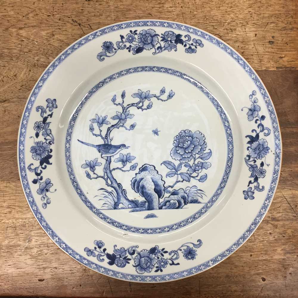 A CHINESE BLUE AND WHITE CHARGER 清十八世紀 青花花鳥紋大盤 - Image 2 of 7