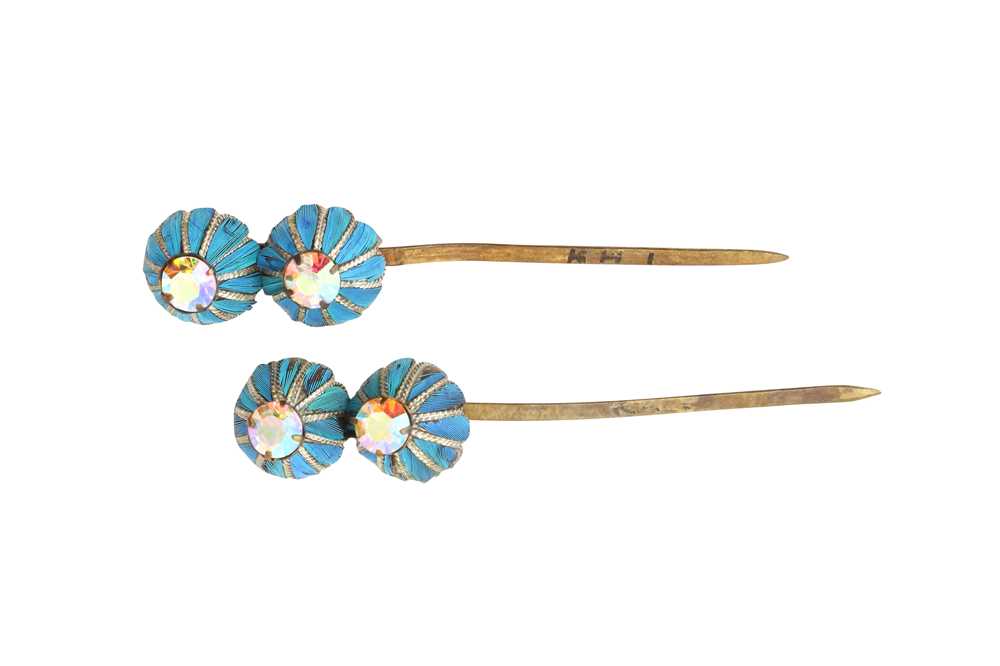 λ TWO CHINESE GILT-METAL AND KINGFISHER-FEATHER 'FLOWER' PINS, DIANCUI 點翠花形髮夾一組兩件