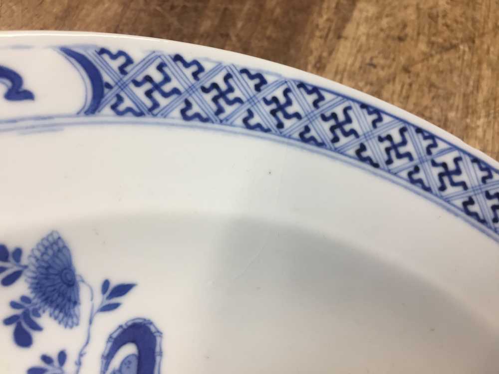 A CHINESE BLUE AND WHITE 'FLOWER BASKET' DISH 清康熙 青花花籃紋盤 《大清康熙年製》款 - Image 13 of 13