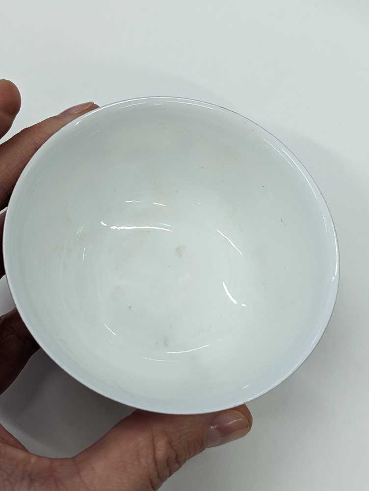 A GROUP OF TWO CHINESE FAMILLE-ROSE CUPS AND TWO SMALL BOWLS 民國時期 約一九二零至一九四零年 粉彩盃兩件及小盌兩件 《江西瓷業公司》款 - Image 26 of 26