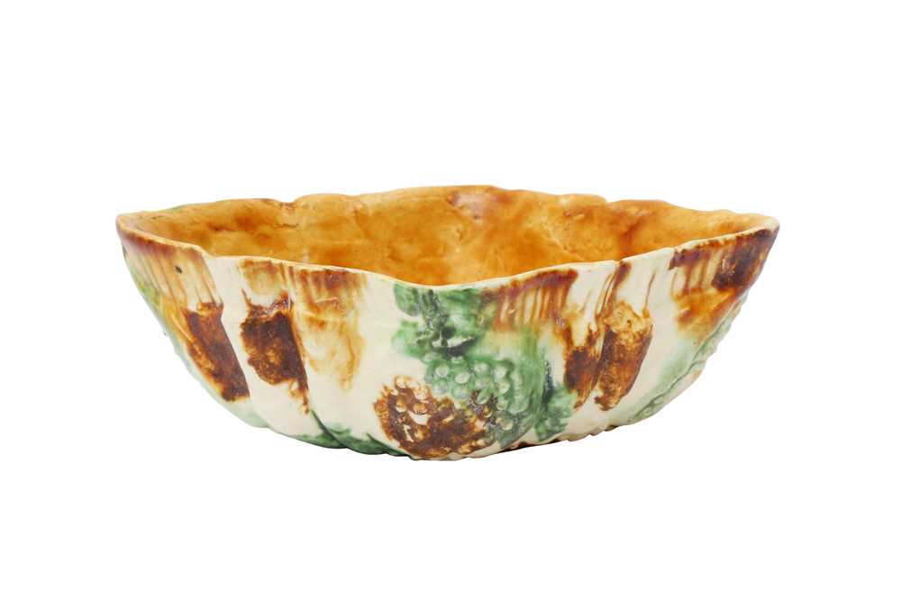 A CHINESE SANCAI-GLAZED MOULDED POTTERY CUP 唐或後期 三彩陶盃