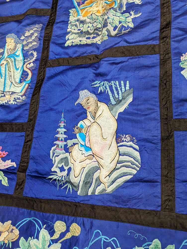 A LARGE CHINESE SILK EMBROIDERED 'BUDDHIST' HANGING 民國時期 刺繡仙人壁掛 - Image 5 of 20