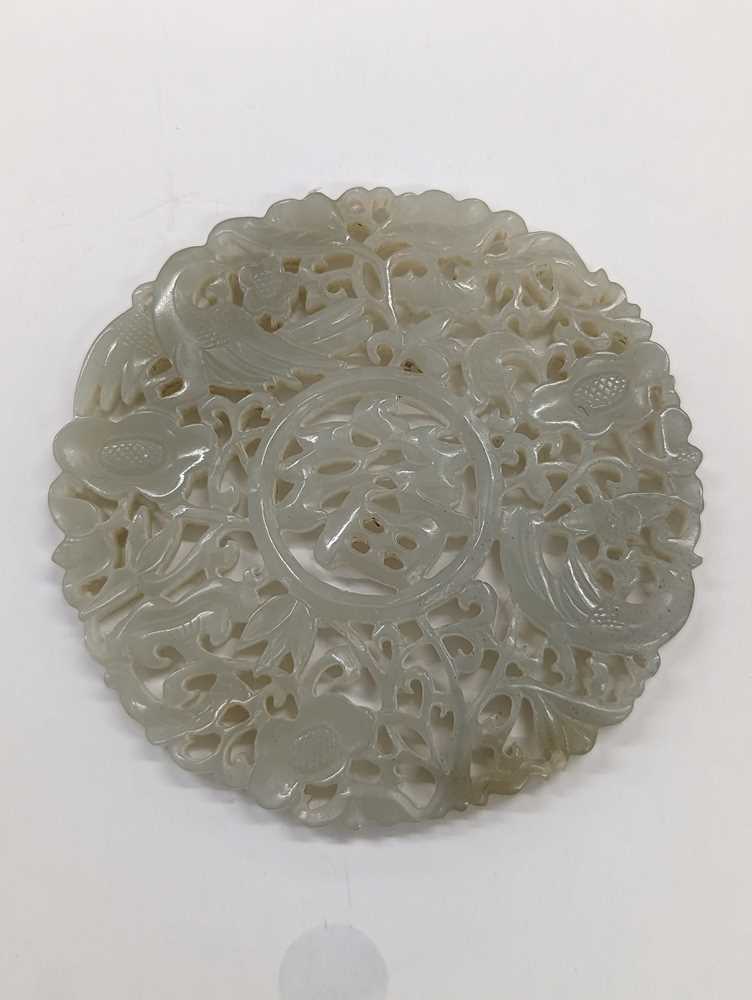 A CHINESE PALE-CELADON JADE RETICULATED 'FU' PLAQUE 青白玉雕「福」牌飾 - Image 7 of 9