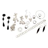 A GROUP LOT OF SILVER AND WOOD JEWELLERY FROM THE COLLECTION OF JUDITH FOUND