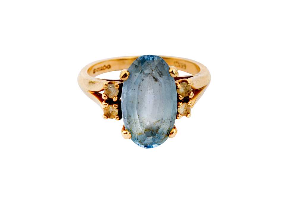 A BLUE TOPAZ RING - Image 2 of 4