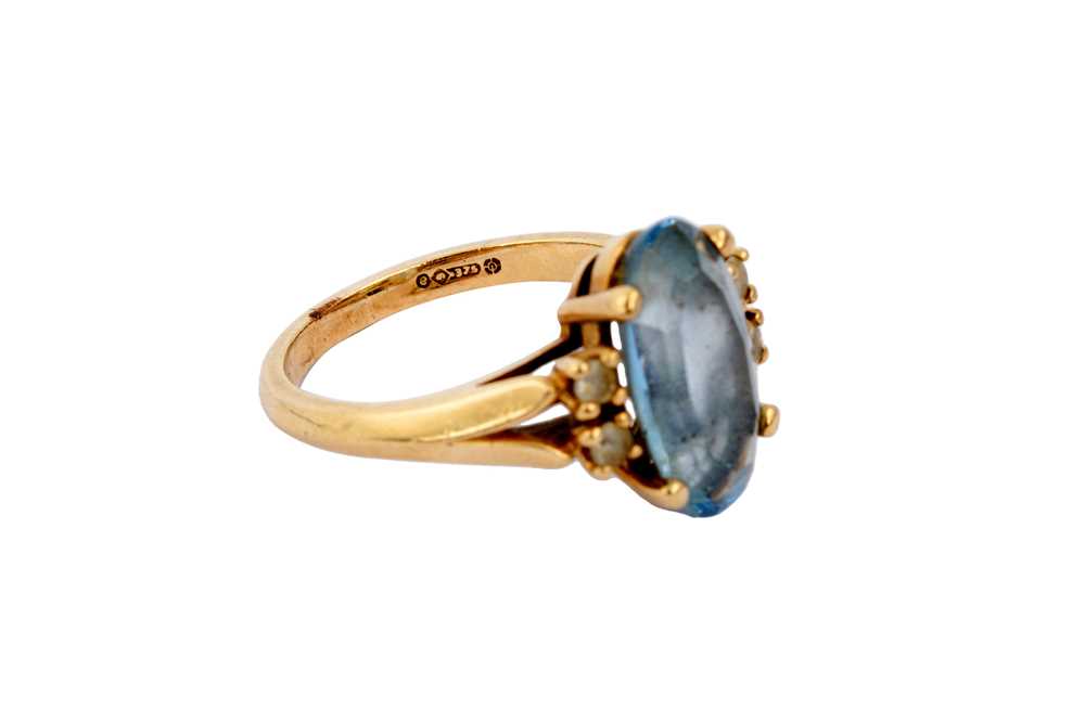 A BLUE TOPAZ RING - Image 4 of 4