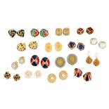 A COLLECTION OF COSTUME JEWELLERY EARRINGS