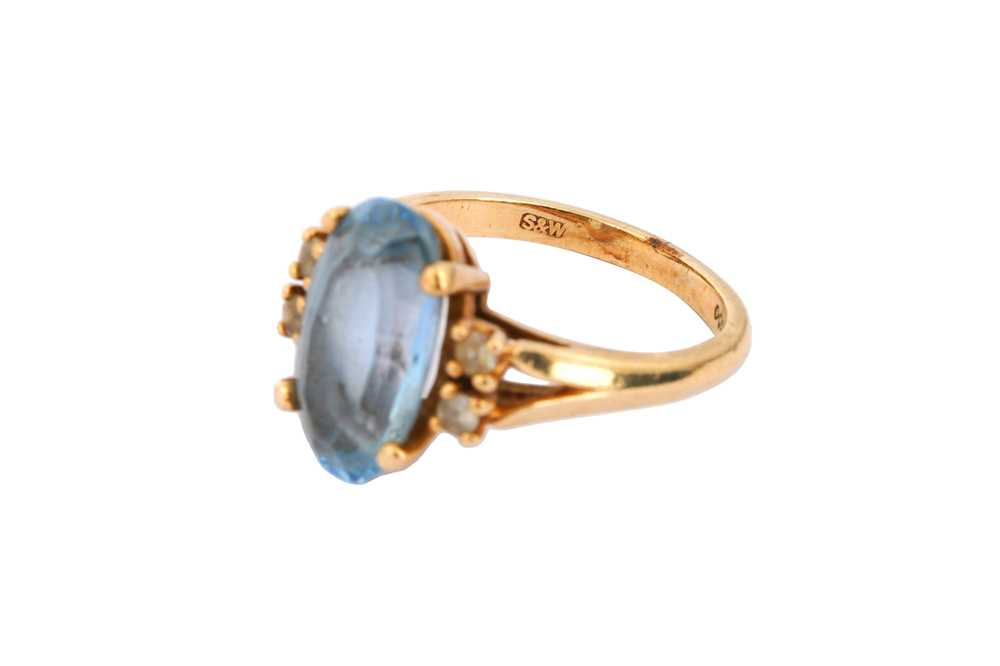 A BLUE TOPAZ RING - Image 3 of 4