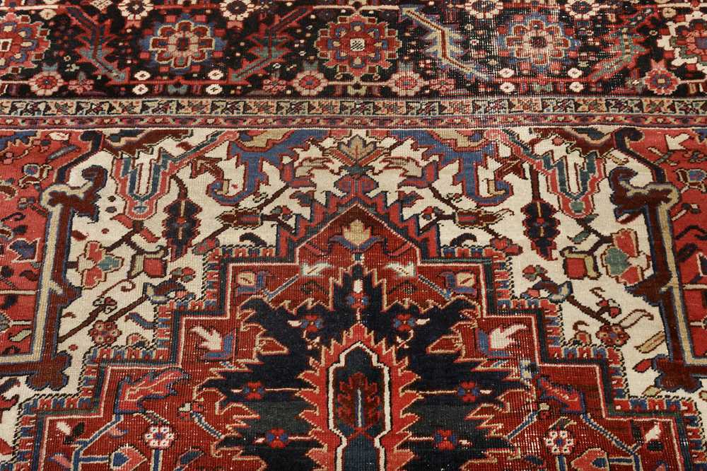 AN ANTIQUE HERIZ CARPET, NORTH-WEST PERSIA - Image 3 of 8