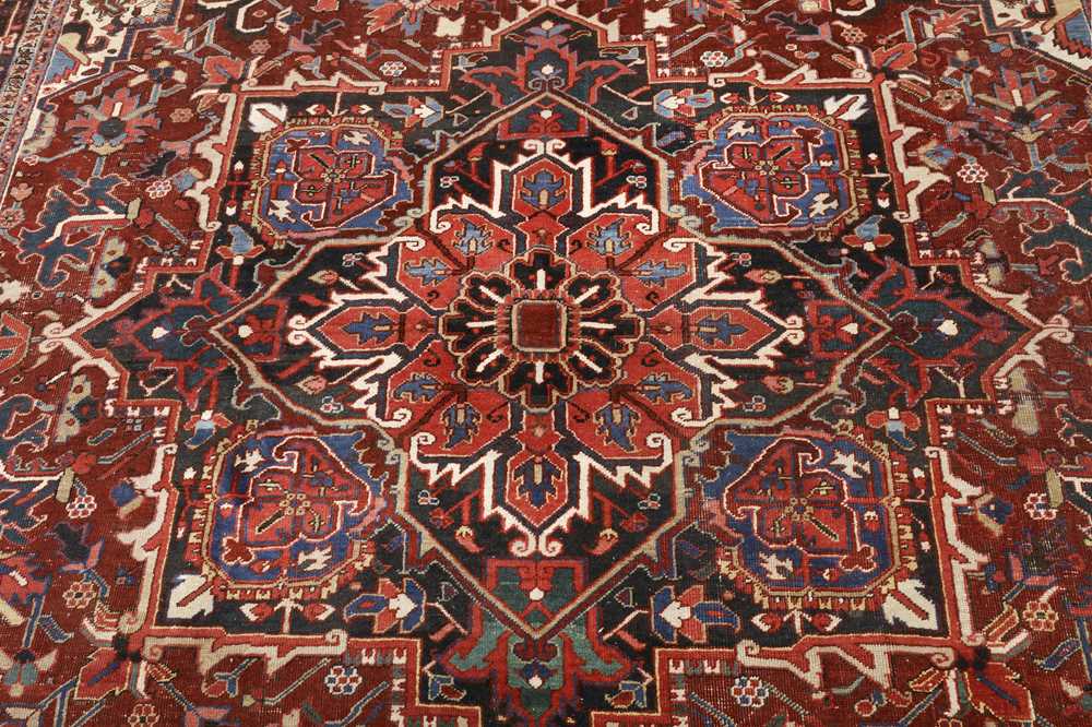 AN ANTIQUE HERIZ CARPET, NORTH-WEST PERSIA - Image 4 of 8