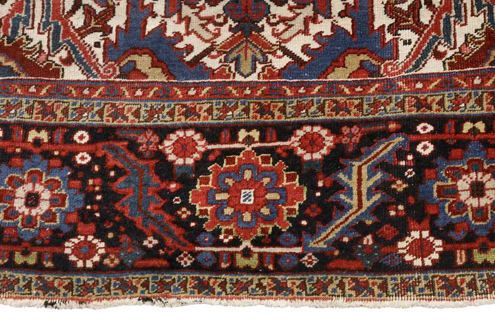 AN ANTIQUE HERIZ CARPET, NORTH-WEST PERSIA - Image 6 of 8