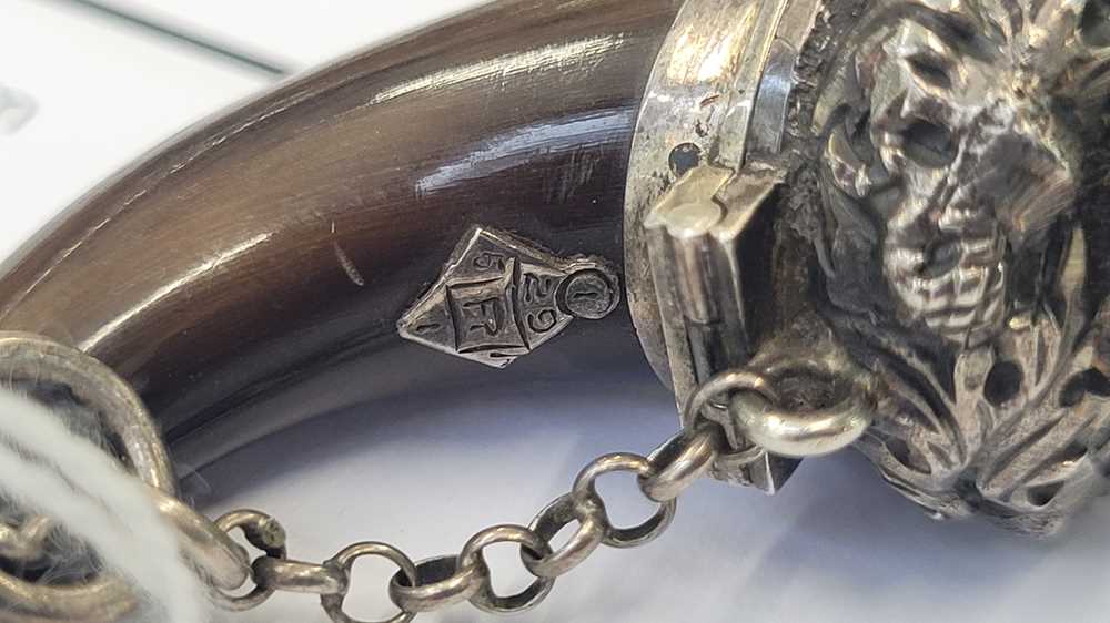A Victorian Scottish unmarked silver and quartz mounted vinaigrette horn, circa 1850 - Image 6 of 6