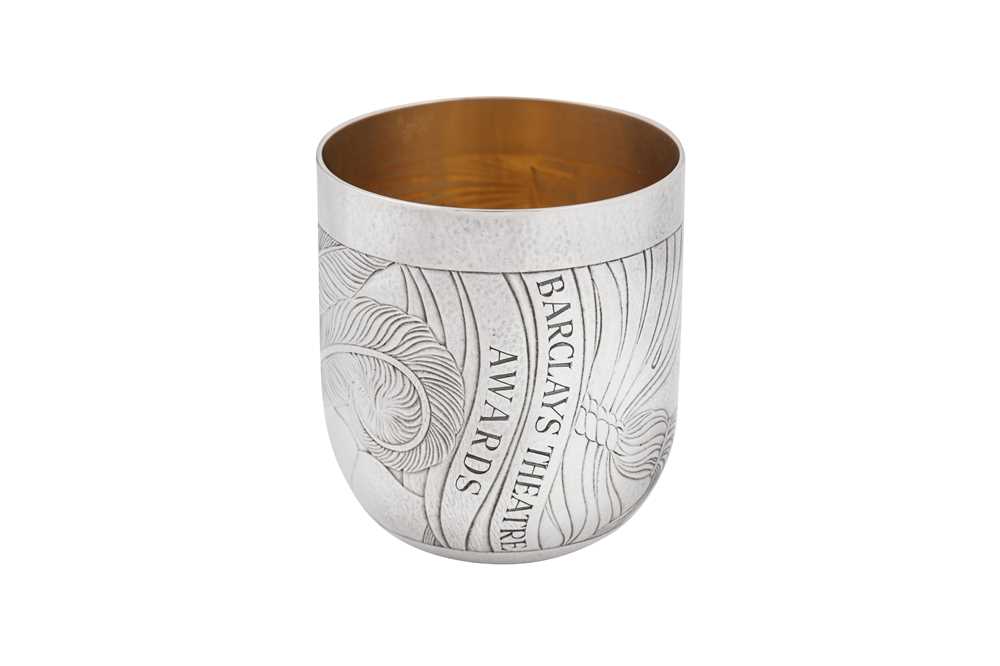 A cased Elizabeth II contemporary sterling silver beaker, London 1997 by Rod Kelly - Image 3 of 4