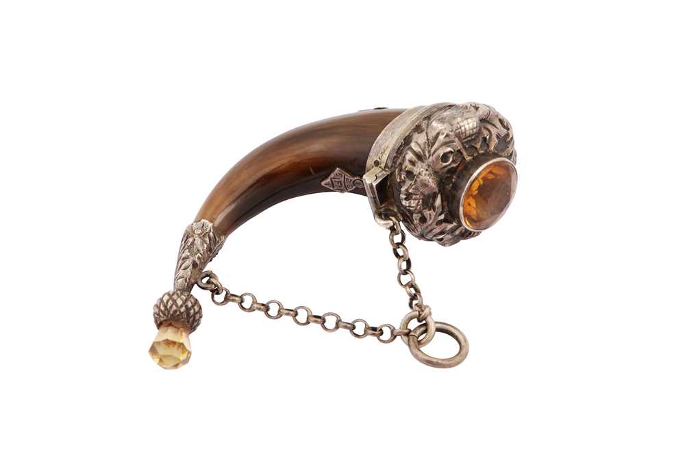 A Victorian Scottish unmarked silver and quartz mounted vinaigrette horn, circa 1850 - Image 3 of 6