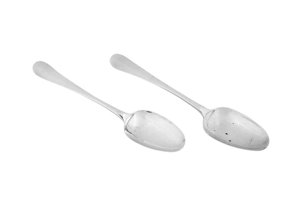 A pair of mid-18th century American Colonial silver tablespoons, Philadelphia circa 1750 by Joseph R - Image 2 of 5