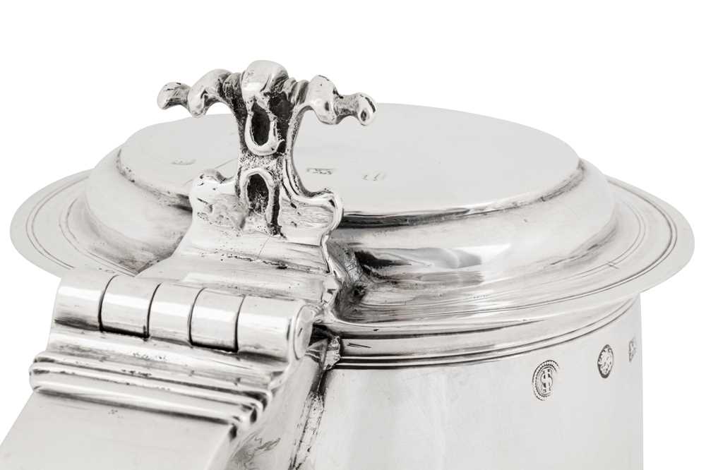 A James II sterling silver tankard, London 1688 by John Sutton (free 19th Feb 1668) - Image 7 of 11