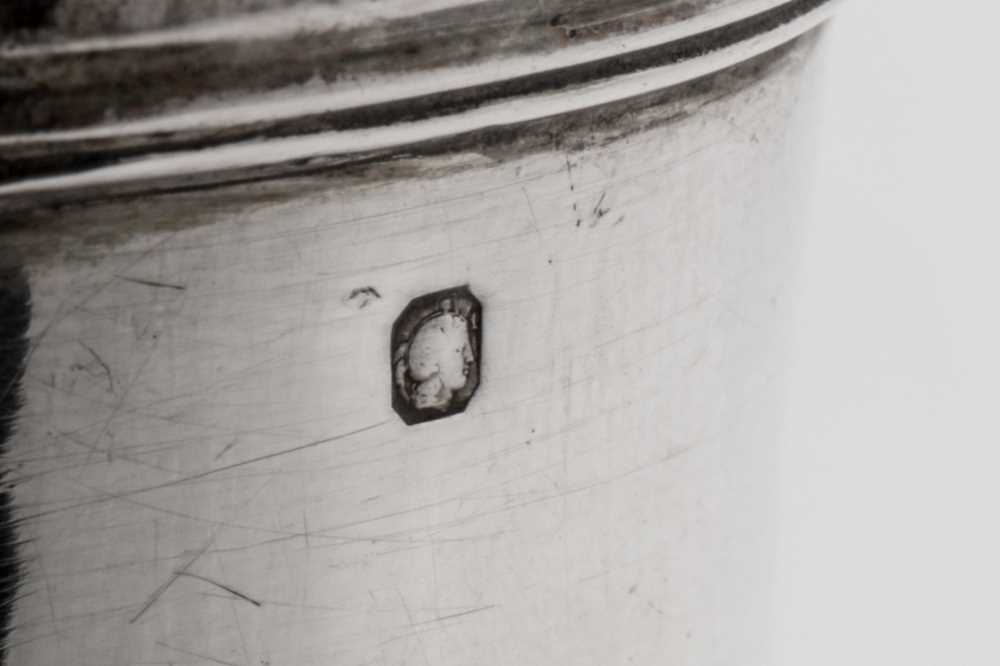 An early 20th century French 950 standard silver bachelor coffee pot (verseuse égoiste), Paris circa - Image 4 of 6