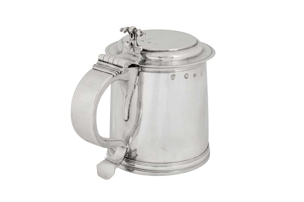 A James II sterling silver tankard, London 1688 by John Sutton (free 19th Feb 1668) - Image 3 of 11