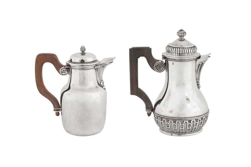 An early 20th century French 950 standard silver bachelor coffee pot (verseuse égoiste), Paris circa - Image 2 of 6
